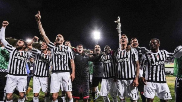 I bianconeri festeggiano sotto la curva juventina