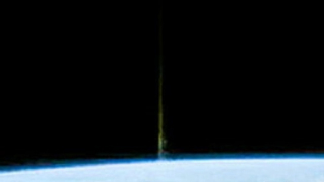 Ufo: un fascio di luce nello spazio manda in delirio gli ufologi