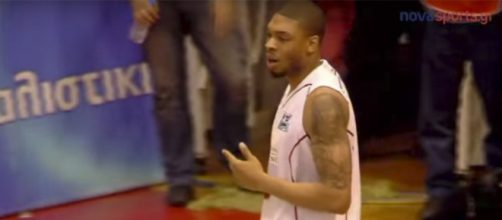 Jermaine Marshall entrando en la historia del Basquet marcando un tanto inaudito!