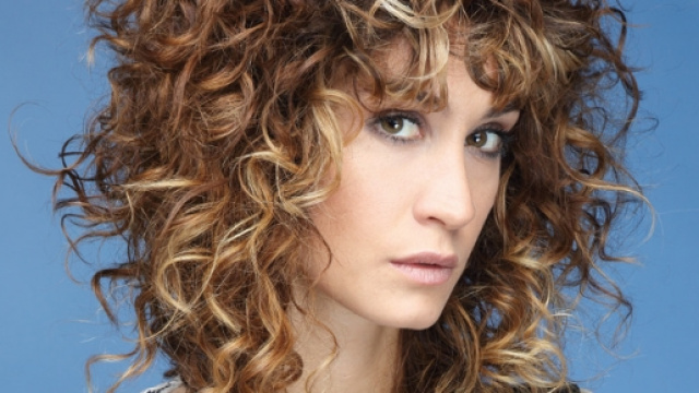 Acconciature capelli medio-lunghi: curly messy