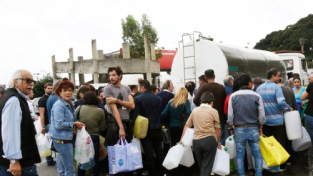 I cittadini fanno la fila, taniche alla mano, per l'acqua