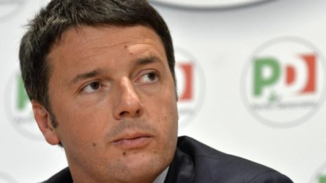 Matteo Renzi, in visita a Napoli ignora l'attentato ai Carabinieri