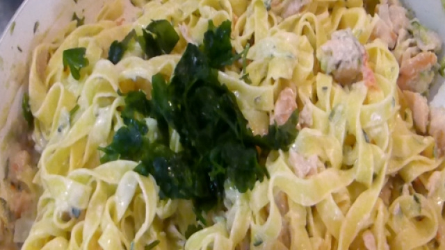 Tagliatelle con salmone zucchine e panna