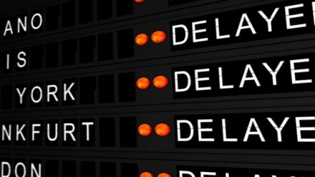 Il tabellone di un aeroporto indica i voli in ritardo.