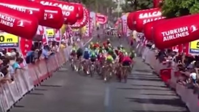 La volata della quarta tappa del Giro di Turchia