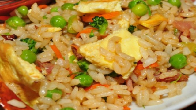 Ricetta del riso fritto con piselli e uova