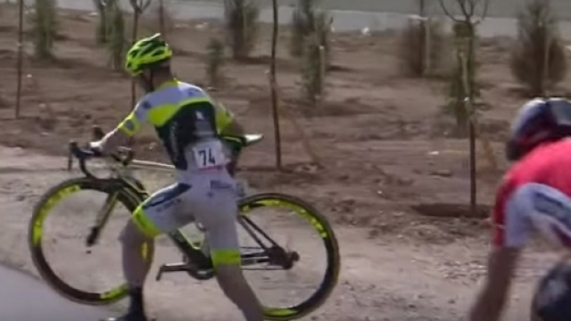 Enrique Sanz si rialza dopo la caduta