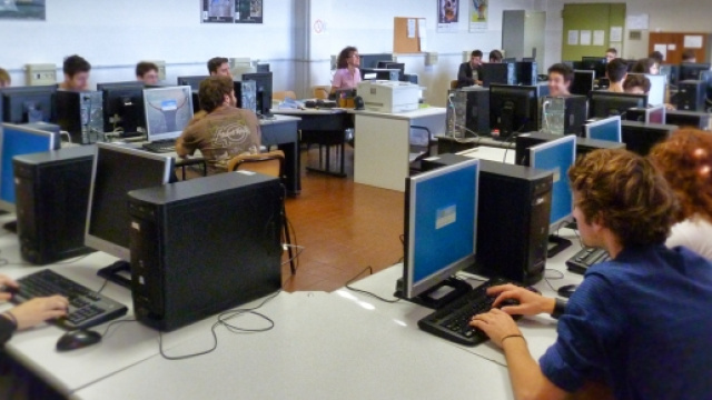 Un laboratorio informatico durante una prova concorsuale