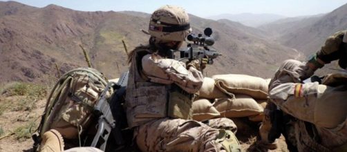 Tropas espa&ntilde;olas atrincheradas mantienen un intercambio de fuego con el enemigo.