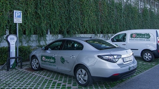 Auto elettrica con energia solo fa fonti rinnovabili, ora si pu&ograve;