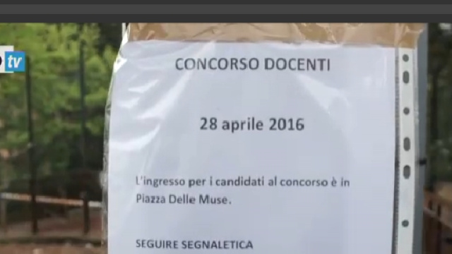 Il cartello all'ingresso del comprensivo Salvini di Roma