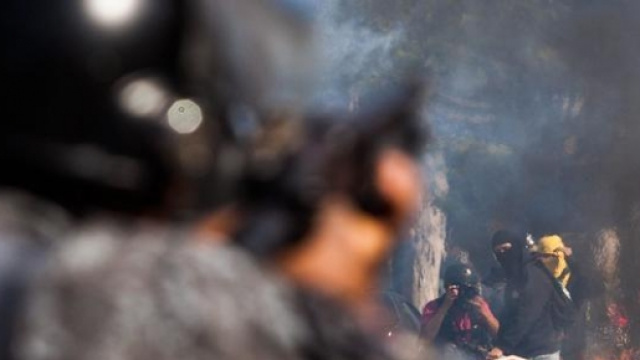 scontri tra forze dell'ordine e manifestanti