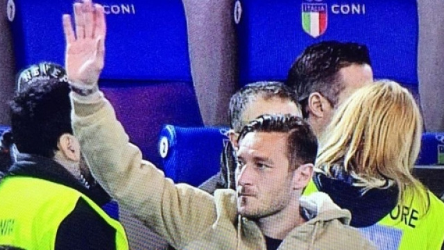 Totti saluta l'olimpico prima della partita con il Palermo