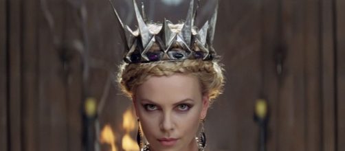 Imagem da atriz no filme Branca De Neve e o Ca&ccedil;ador