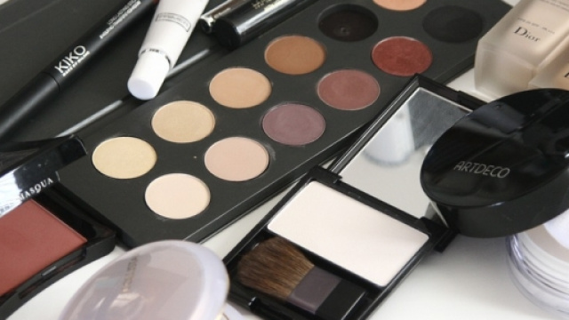 Cambia il trucco per la bella stagione: le regole del fard