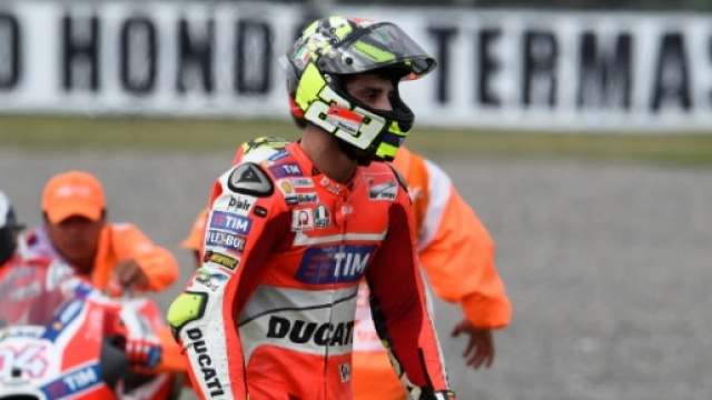 Iannone e Dovizioso poco dopo il contatto all'ultimo giro.
