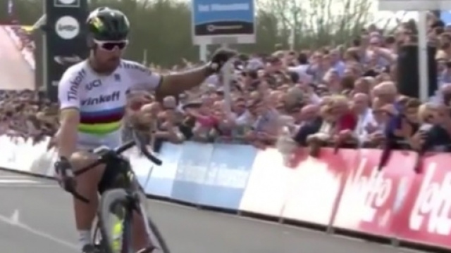 Peter Sagan festeggia a suo modo