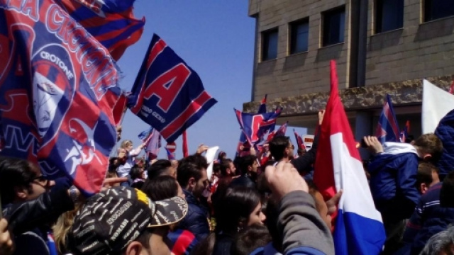 I tifosi del Crotone accolgono la squadra.