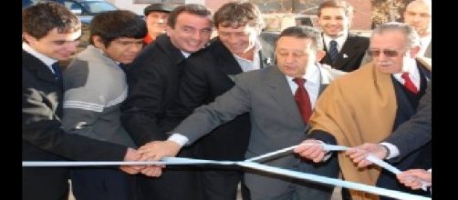 l centro y protegido con un poncho, rodeado de Jaque y Alfredo Cornejo el Ing. Bendini inaugura un sector nuevo de la instituci&oacute;n