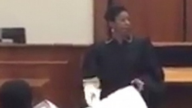 il giudice Verda Colvin mentre mostra il sacco per cadaveri ai ragazzi