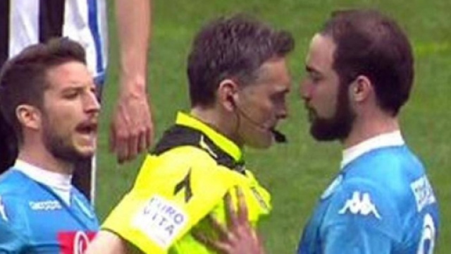 Il Pipita Higuain mette le mani addosso all'arbitro dopo il secondo giallo