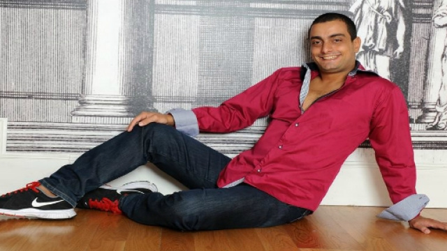 Il regista italiano Giuseppe Cossentino in posa per Blasting News.