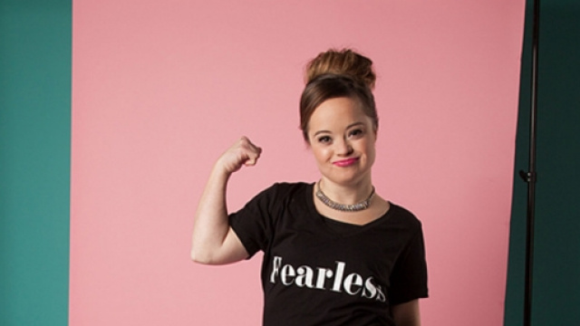 Katie Meade sul set pubblicitario per Beauty & Pin-Ups.