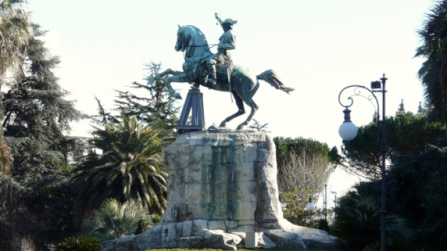 La Spezia Monumento a Garibaldi. Il sig. Boeri da oltre un mese senza la sua casa occupata da famiglia marocchina