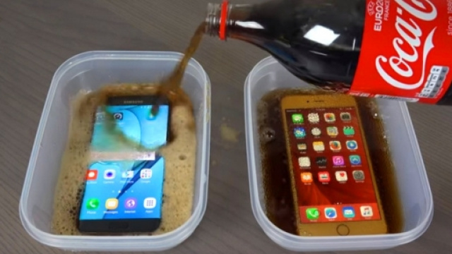 Galaxy S7 Edge e iPhone 6S Plus nel test Coca Cola