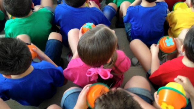 Un gruppo di alunni a scuola durante una lezione