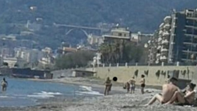 Anticipo d'estate: salernitana in spiaggia ad aprile