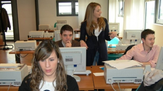 Classi scoperte, alunni dirottati in altre classi.