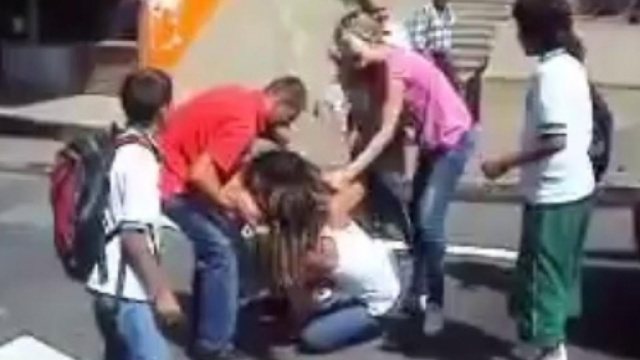 Un atto di bullismo sfociato in rissa fuori dalla scuola