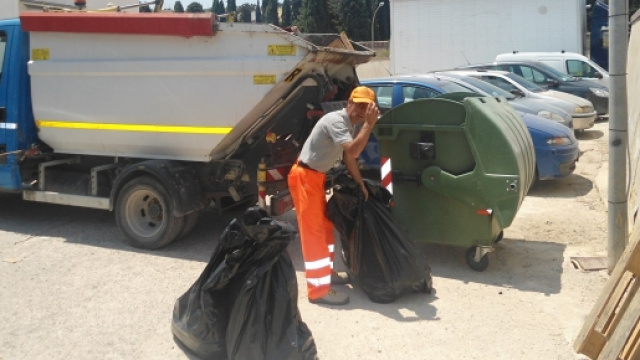 Un operatore ecologico del cantiere canicattinese
