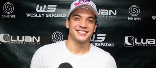 A publica&ccedil;&atilde;o foi apenas uma brincadeira e o cantor est&aacute; bem