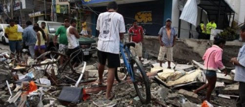 Los ecuatorianos se unen a los trabajos de rescate y ayuda humanitaria