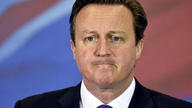 Cameron dichiara di aver tratto profitto dai conti del padre.