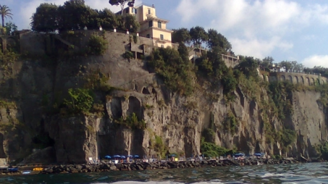Inquinamento a Sorrento: divieto assoluto di balneazione