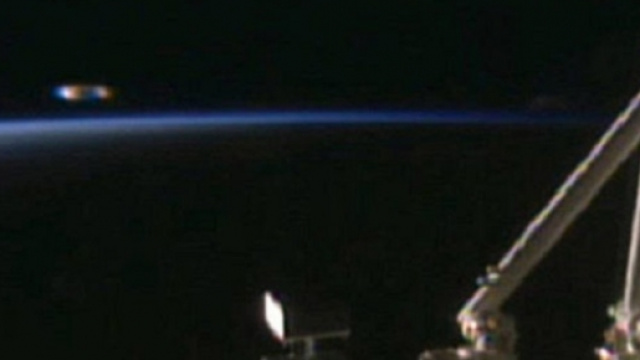 Ufo nello spazio accanto alla stazione spaziale internazionale, le immagini della Nasa