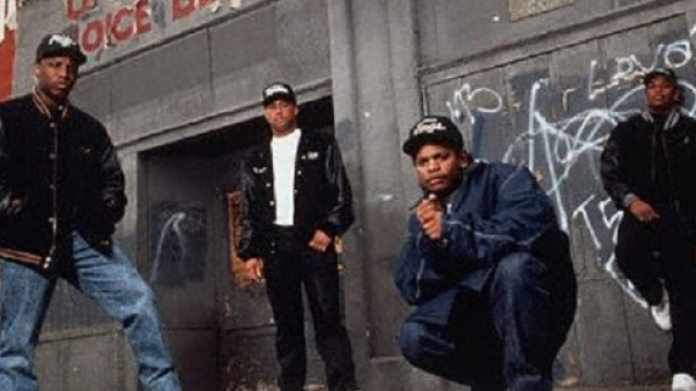 una foto dei n.w.a. gruppo storico statunitense