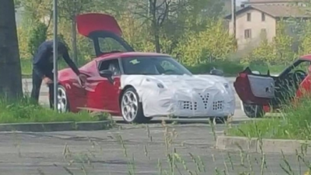 Alfa Romeo 4C restyling: foto spia da Modena