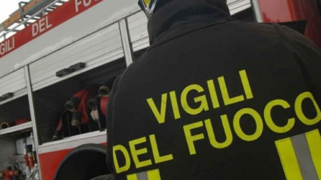 Reggio Calabria, automobile parcheggiata sul Lungomare si incendia