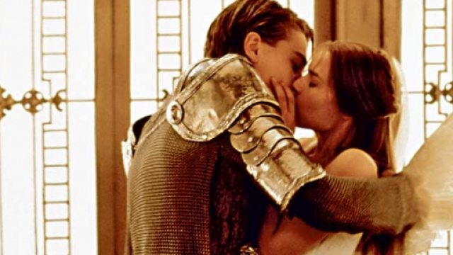 Romeo, Leonardo di Caprio, bacia Giulietta in una scena del film del 1994