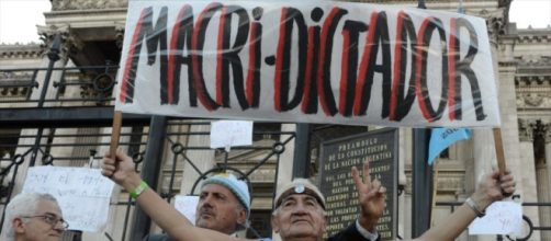 El Presidente desaira a los trabajadores, quiere m&aacute;s despidos y salen a la luz m&aacute;s firmas en para&iacute;sos fiscales