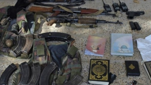 Armi e testi sacri rinvenute in un covo di jihadisti
