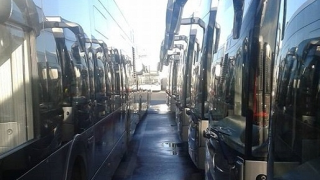 Autobus del servizio Roma TPL incolonnati