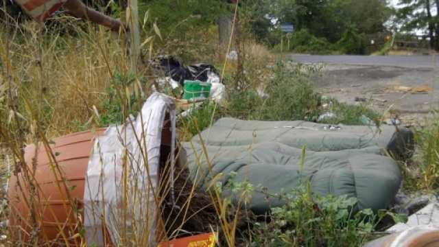 Discarica in via della tenuta del cavaliere a Lunghezza.