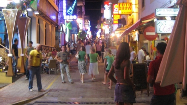 Il sindaco di San Antony de Portmany impone il divieto di bere per strada 24 ore su 24.