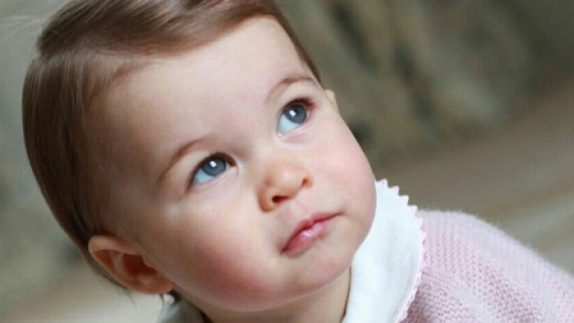 Kate Middleton pubblica nuove foto della figlia Charlotte, che festeggia 1 anno.