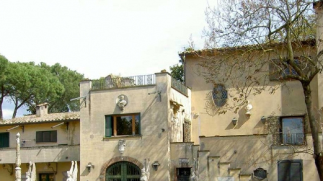 L'entrata della villa che avrebbe dovuto diventare un centro d'alta specializzazione di storia dell'arte.